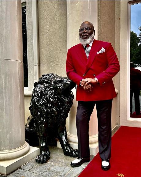 Jermaine Jakes Father TD Jakes in Red Suit
